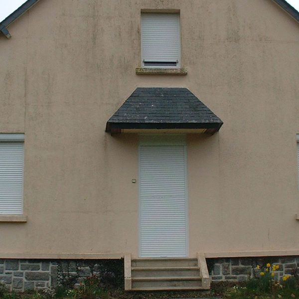 volets roulants fermés d'une maison