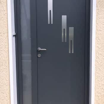 porte d'entrée aluminium gris anthracite avec motifs et vitre sur le côté gauche