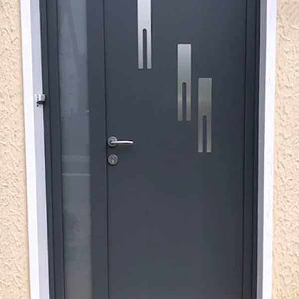 porte d'entrée aluminium gris anthracite avec motifs et vitre sur le côté gauche