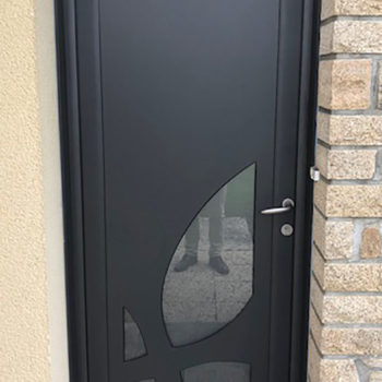 porte d'entrée aluminium noire avec vitres dans le bas