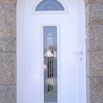 porte d'entrée pvc blanche vitrée avec détails