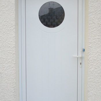 porte d'entrée pvc blanche avec hublot