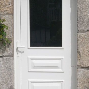 porte d'entrée pvc blanche vitrée en haut