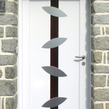 porte d'entrée pvc blanche vitrée avec motifs