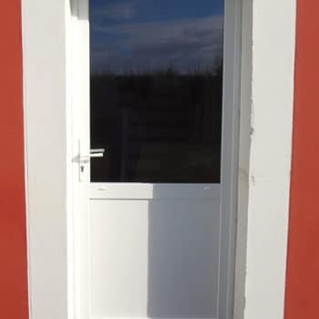 porte d'entrée pvc blanche vitrée en haut