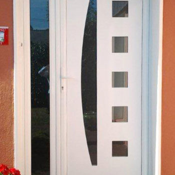 porte d'entrée pvc blanches avec vitre sur le côté