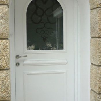 porte d'entrée pvc blanche vitrée avec détails