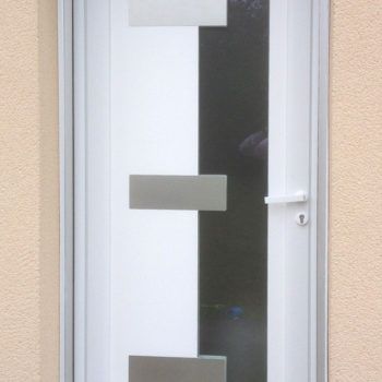 porte d'entrée pvc blanche vitrée avec motifs