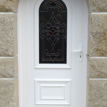 porte d'entrée pvc blanche avec vitrail