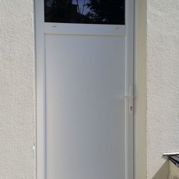 porte d'entrée pvc blanche avec vitre tout en haut