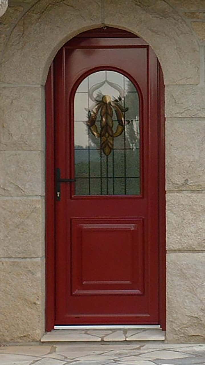 porte d'entrée pvc rouge avec vitrail