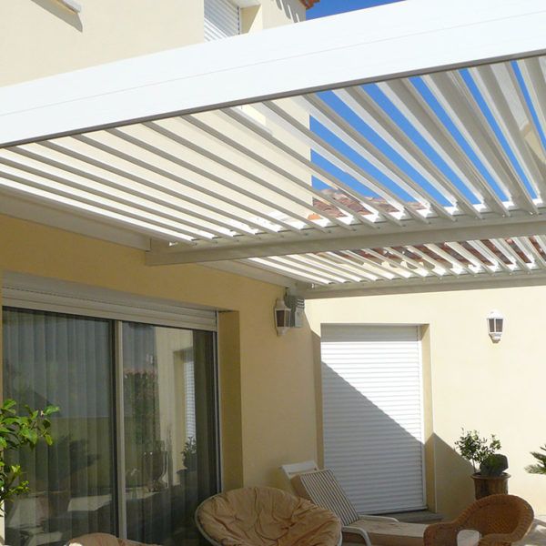 pergola bioclimatique, toit semi-ouvert