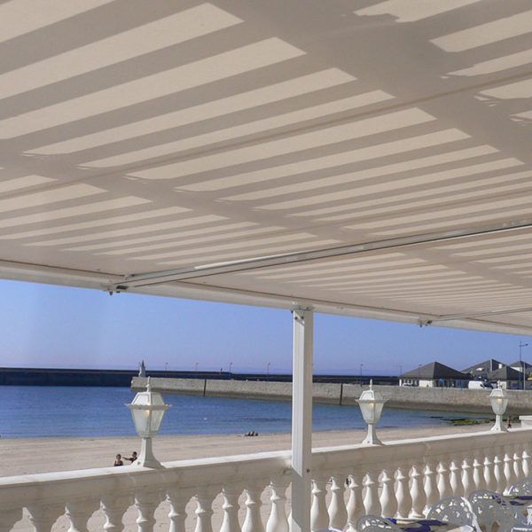 pergola toile balcon d'un restaurant