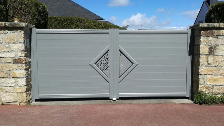 portail aluminium contemporain gris clair à motifs (face)