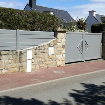 portail aluminium contemporain gris clair à motifs (côté gauche)