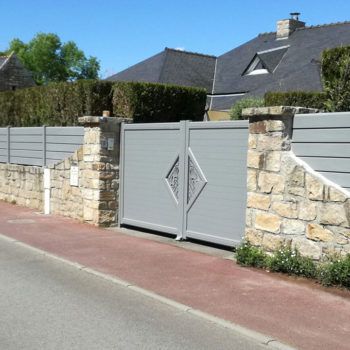 portail aluminium contemporain gris clair à motifs (côté droit)