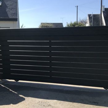 portail aluminium privilège coulissant noir avec vitre blanche sur le côté