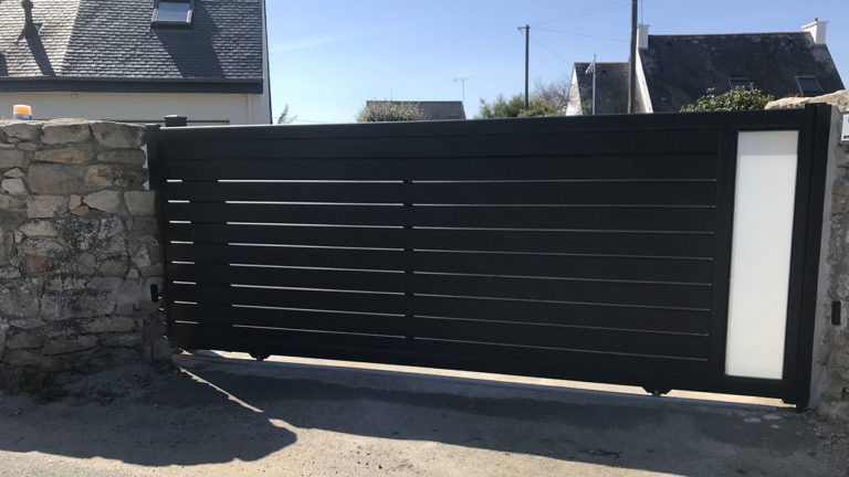 portail aluminium privilège coulissant noir avec vitre blanche sur le côté