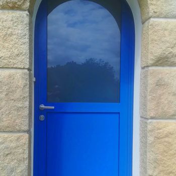 porte d'entrée aluminium bleue vif vitrée en haut