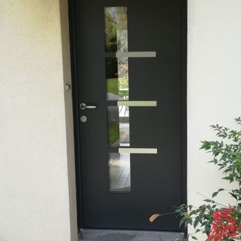 porte d'entrée aluminium noire vitrée avec motifs