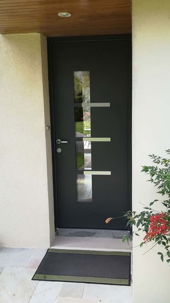 porte d'entrée aluminium noire vitrée avec motifs