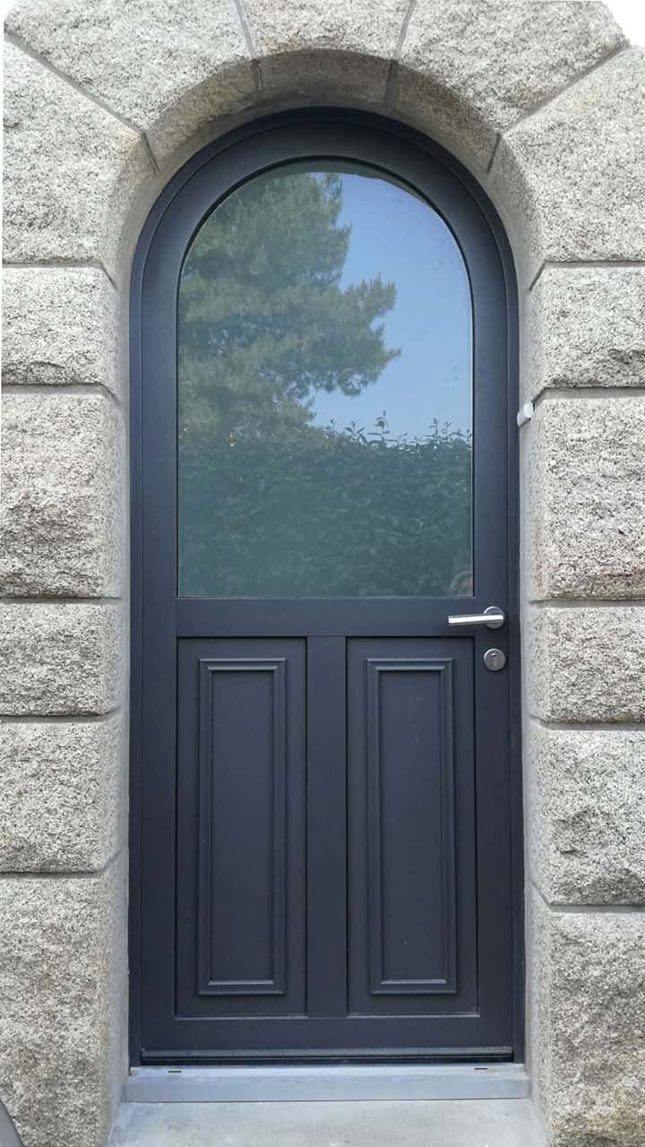 porte d'entrée aluminium noire vitrée en haut