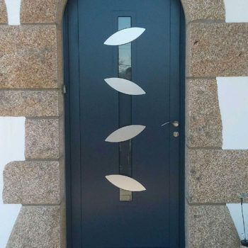 porte d'entrée aluminium noire vitrée avec détails