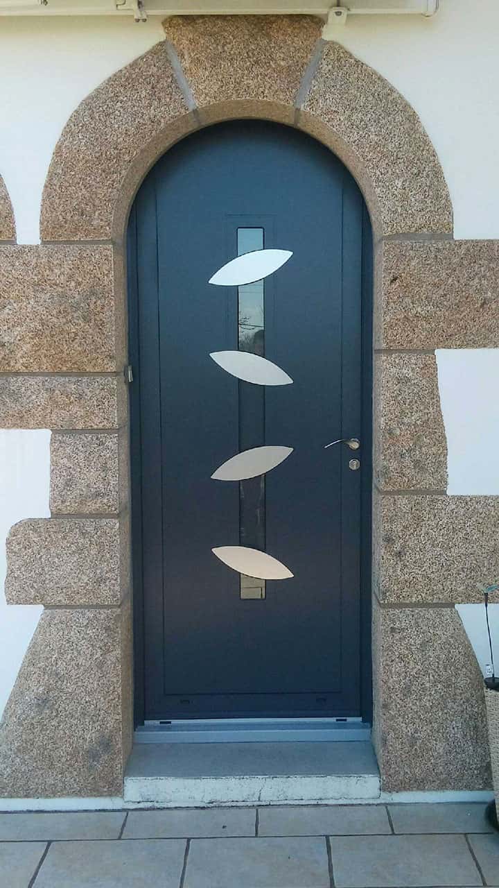 porte d'entrée aluminium noire vitrée avec détails