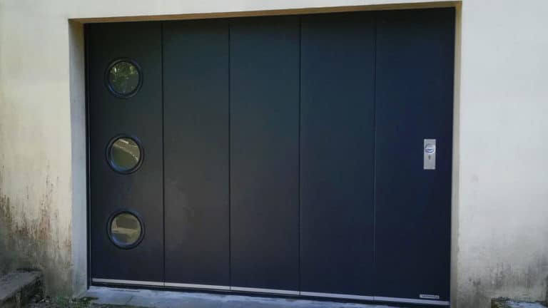 porte de garage latérale noire avec hublots