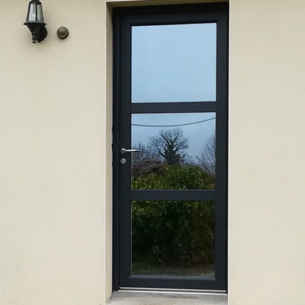 porte d'entrée pvc noire vitrée