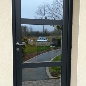 porte d'entrée pvc noire vitrée