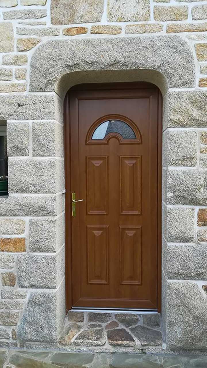 porte d'entrée bois avec reliefs et petite fenêtre