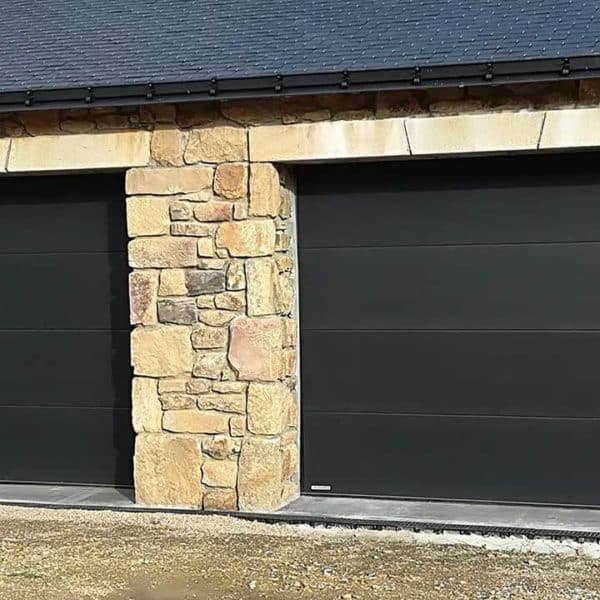 portes de garage sectionnelles modernes noires