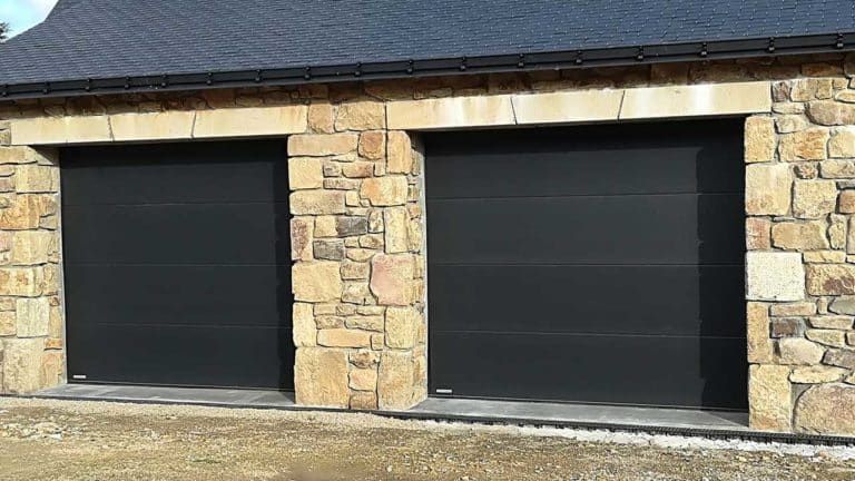 portes de garage sectionnelles modernes noires