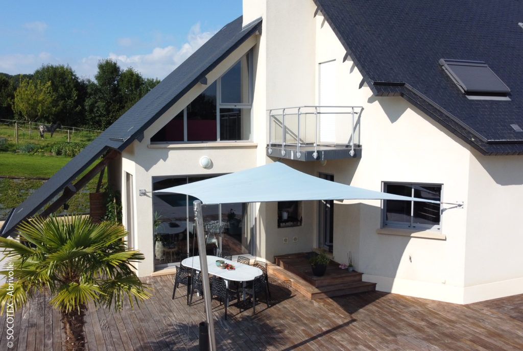 Voile d'ombrage bleu ciel Socotex et Pro-Fermetures