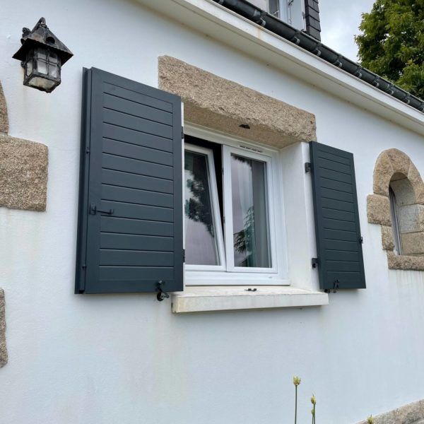 Fenêtre avec volets battants noirs