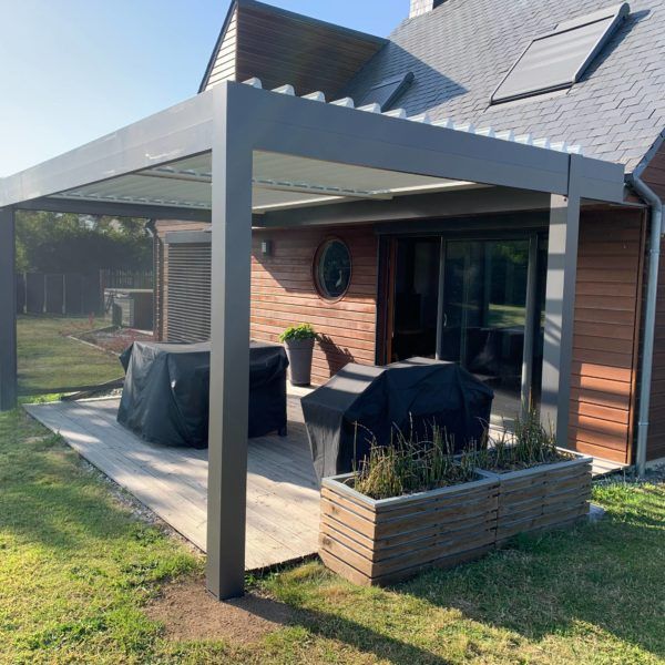 Pergola bioclimatique noire