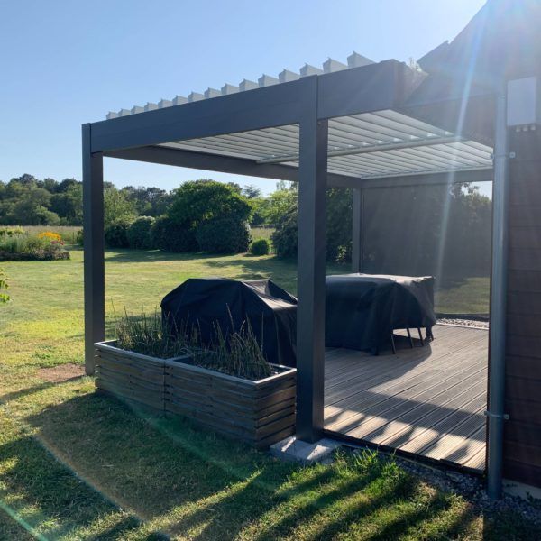 Pergola bioclimatique noire
