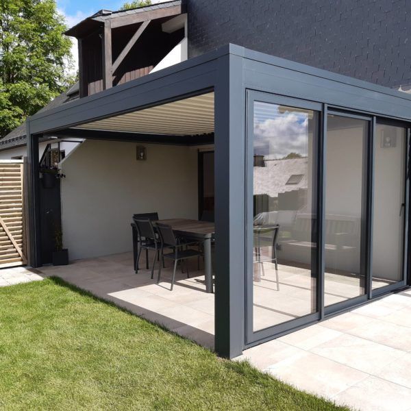 Pergola bioclimatique noire vitrage