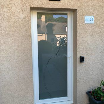 Porte d'entrée vitrage dépoli avec dessin