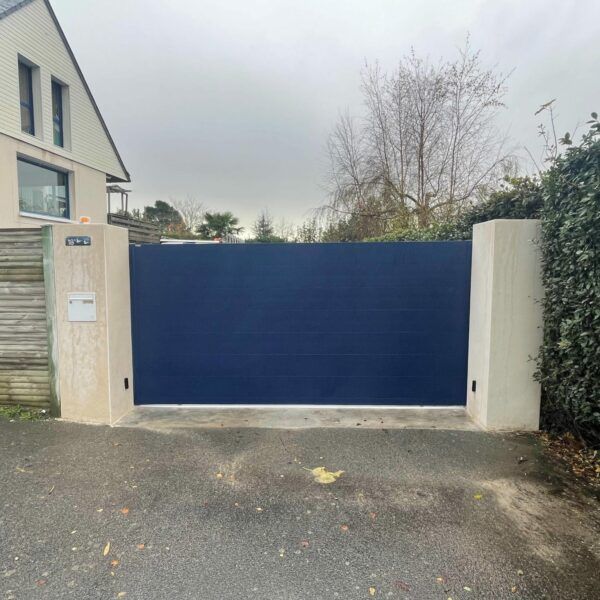 portail coulissant plein bleu