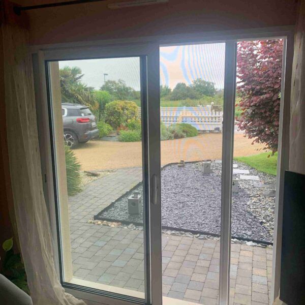 Moustiquaire sur baie coulissante semi-fermée