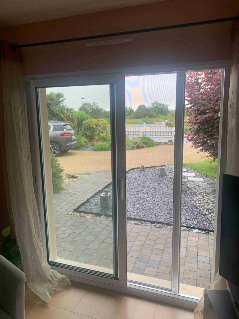 Moustiquaire sur baie coulissante semi-fermée
