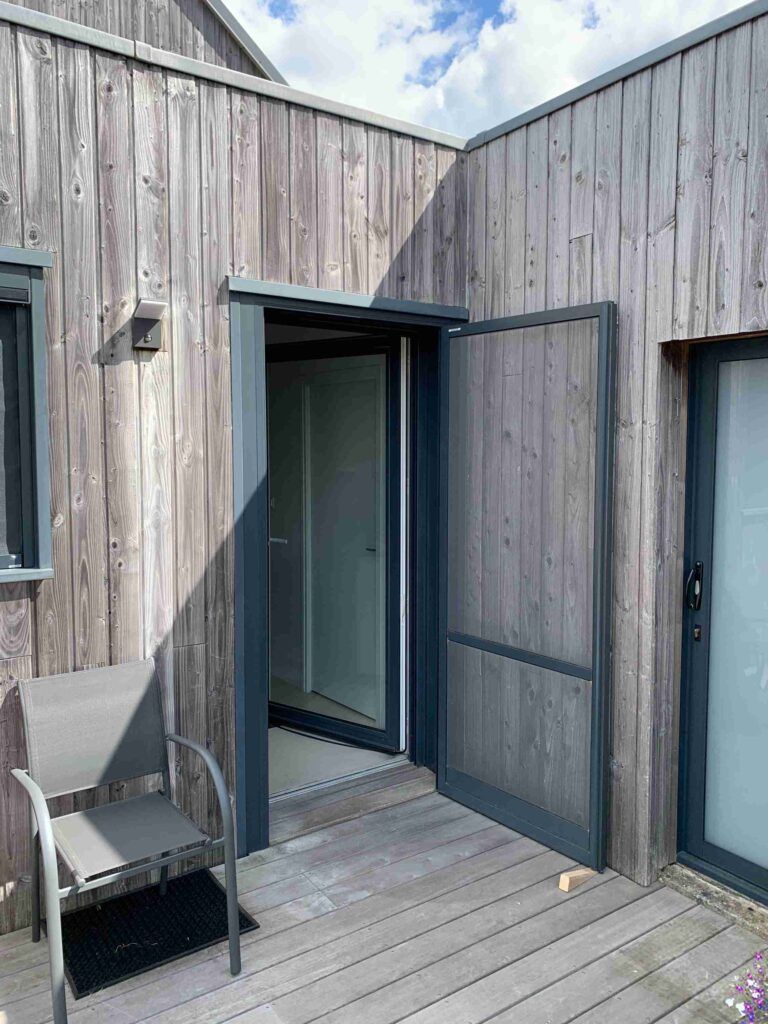 Moustiquaire ouverte sur porte